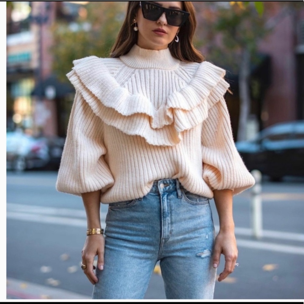H&M Conscious Collection Ruffle White ribbed Sweater chunky oversized  M ivor…